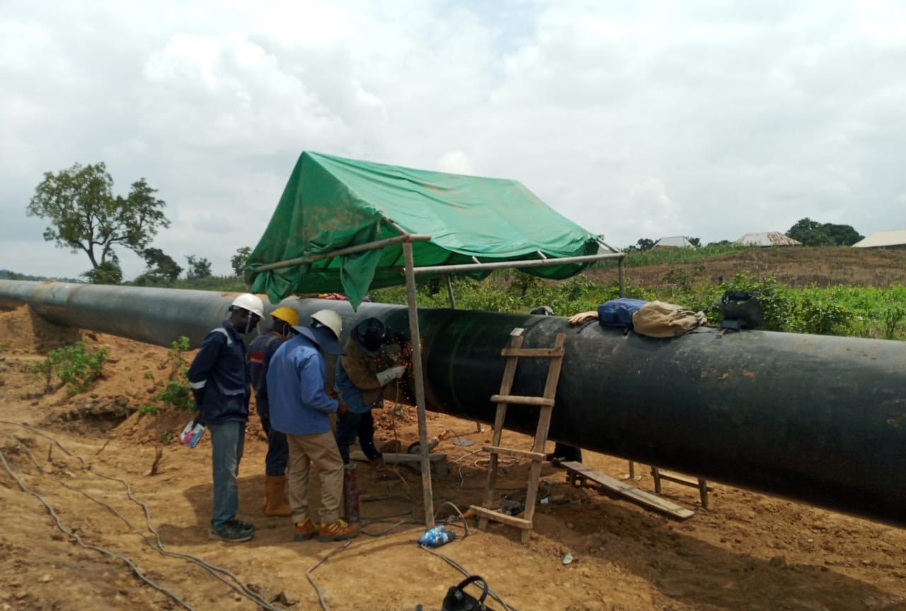 KAYPEX crew welding a cross-country pipeline on site