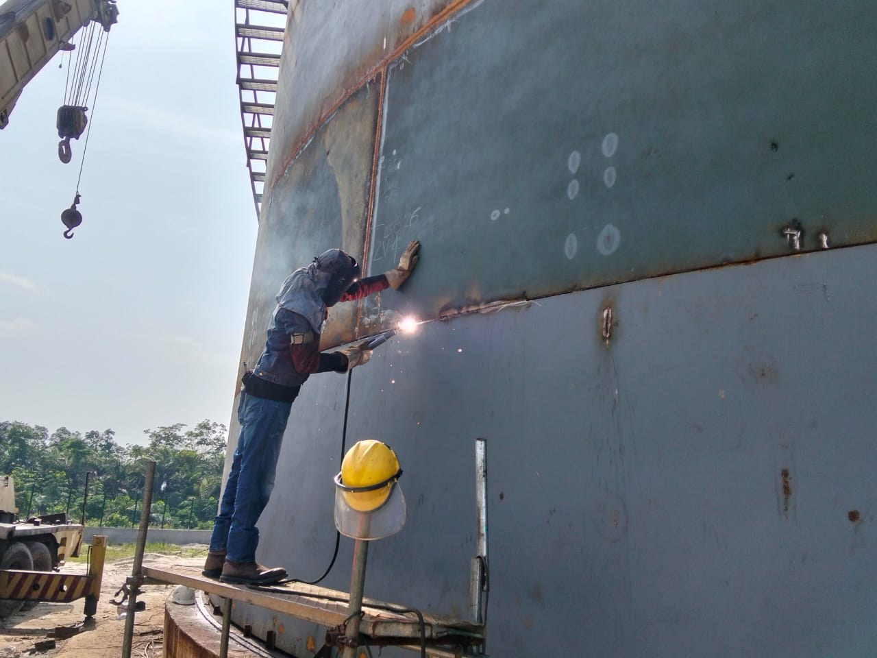 KAYPEX welder performing vertical seam welding on a storage tank